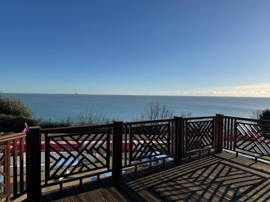 Lot: 89 - FREEHOLD CLIFF TOP HOTEL WITH TWENTY EN-SUITE GUEST ROOMS AND STUNNING VIEWS - Looking out from the balcony off the bar